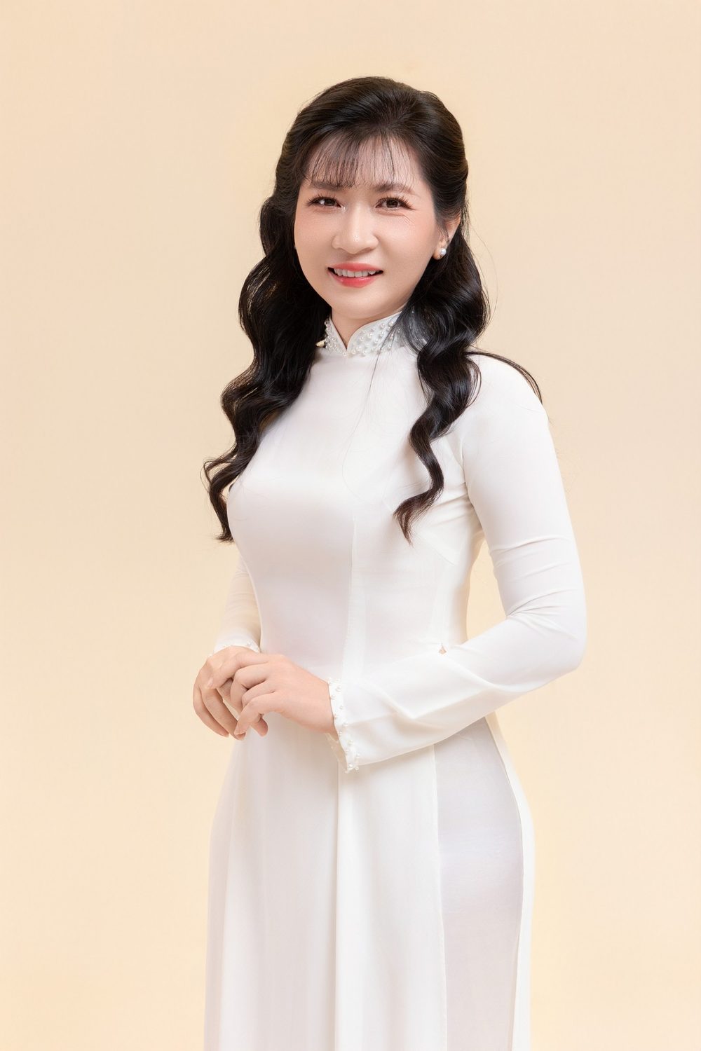 Trần Tống Thanh Tâm trong tà áo dài trắng