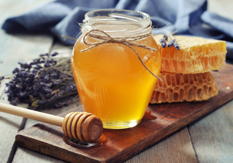 Mật ong không chỉ là một nguyên liệu tạo hương vị ngọt ngào cho các món ăn mà còn mang đến nhiều tác dụng tốt cho sức khỏe. Nếu dùng mật ong trước khi ngủ, bạn sẽ ngăn ngừa được nhiều bệnh như huyết áp cao, lão hóa da, trầm cảm…