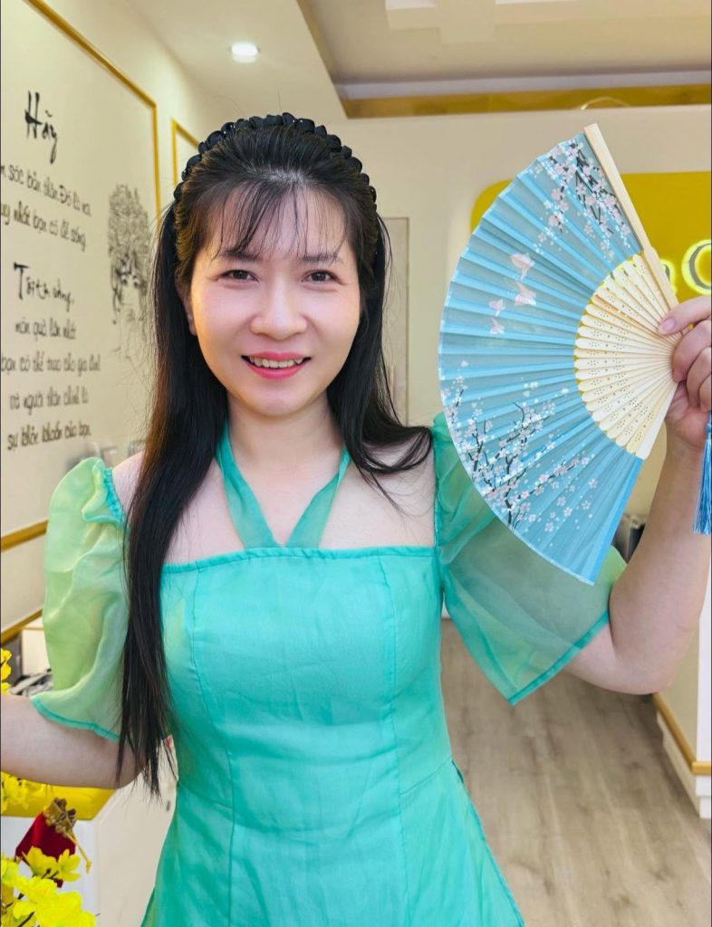 Trần Tống Thanh Tâm trong tà áo dài xanh