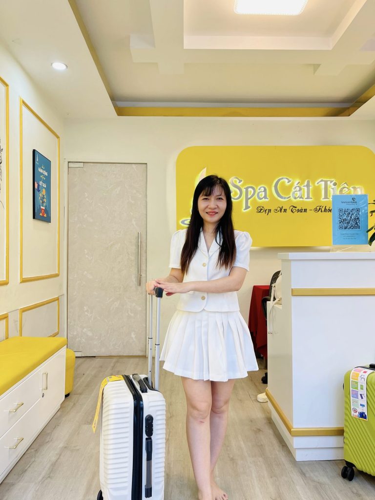 Trần Tống Thanh Tâm tại khu lễ tân Spa Cát Tiên